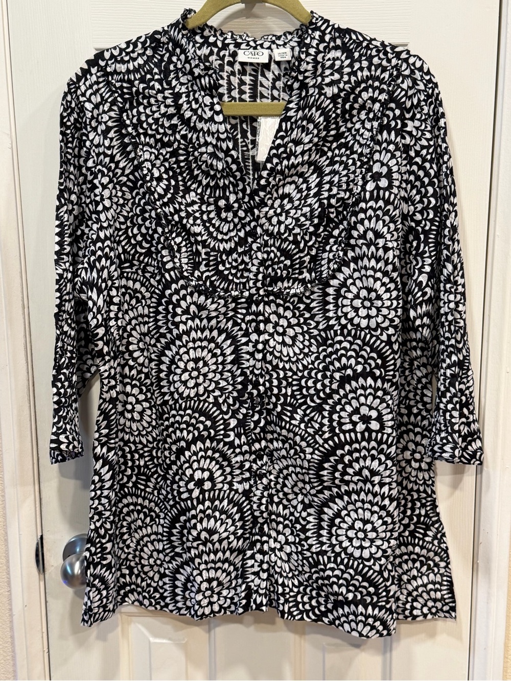 Cato Black & White Floral-Pattern V-Neck Blouse